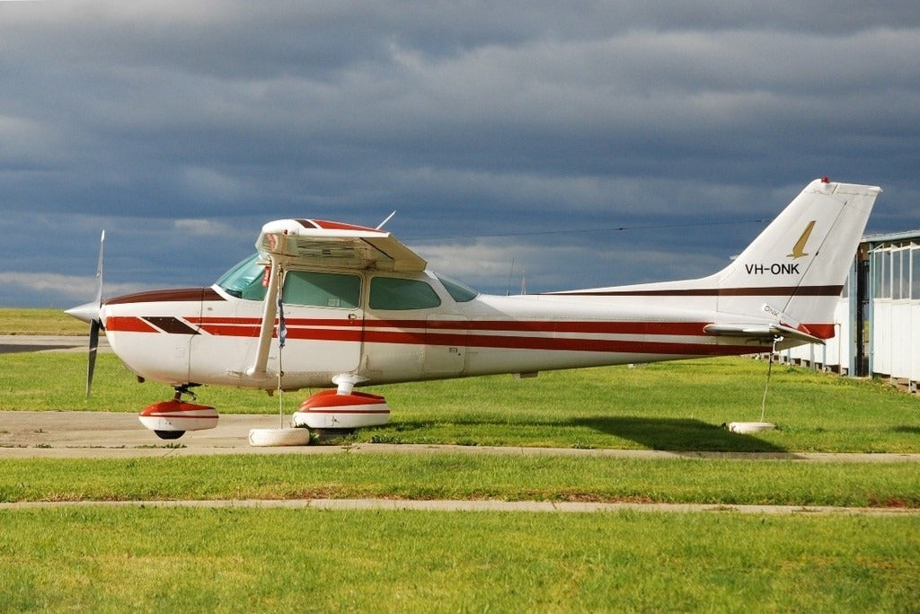 Two tone Cessna 172