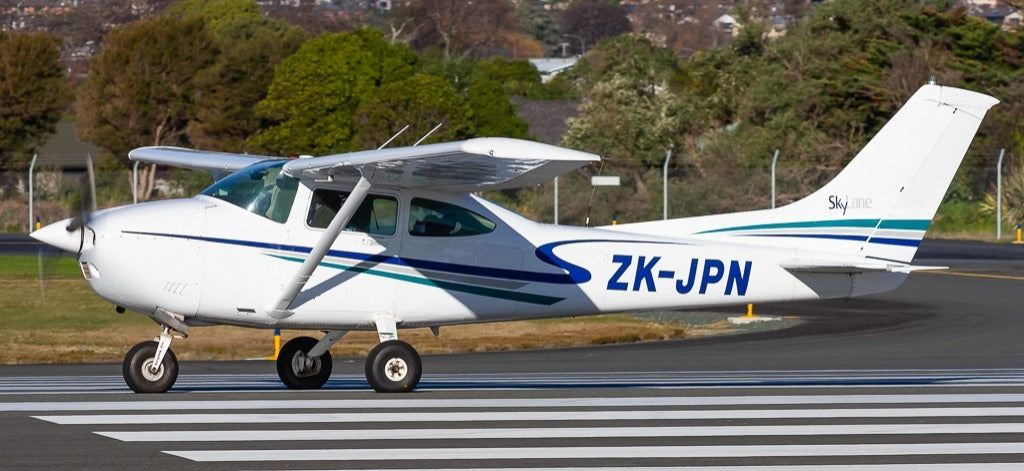 Cessna 182R interior